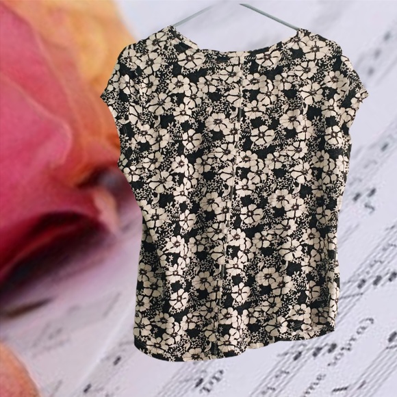 Chelsea & Theodore Black / White floral top - Picture 2 of 7